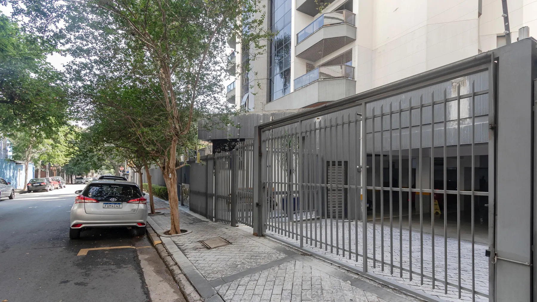 Rua Indiana, em frente ao edifício